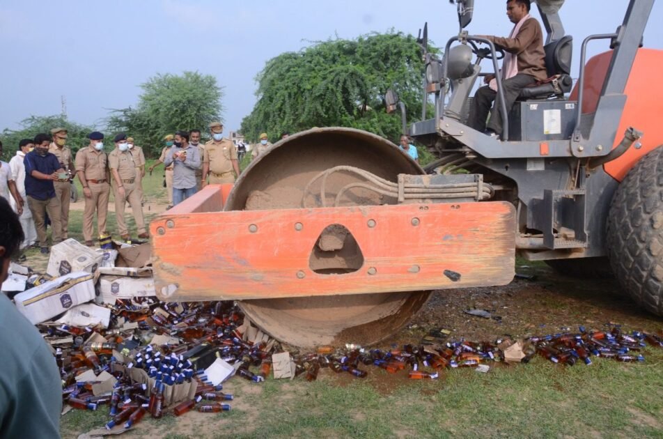 ढाई करोड़ की 37 अभियोगों में बरामद और जब्त अवैध अंग्रेजी व देशी शराब, रोलर से कराया नष्ट 2 f53b62c2 99f1 45a0 9802 98139bbf9806